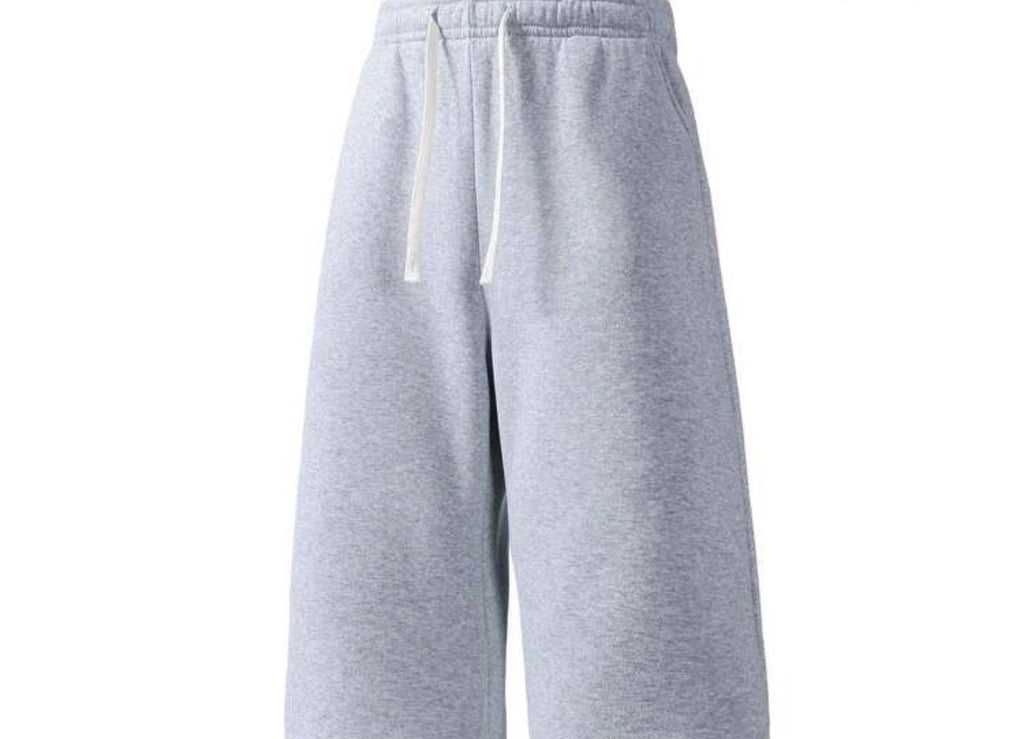 Flation Trending Long Jogger Shorts in black, featuring a relaxed fit and elastic waistband, displayed on a mannequin.