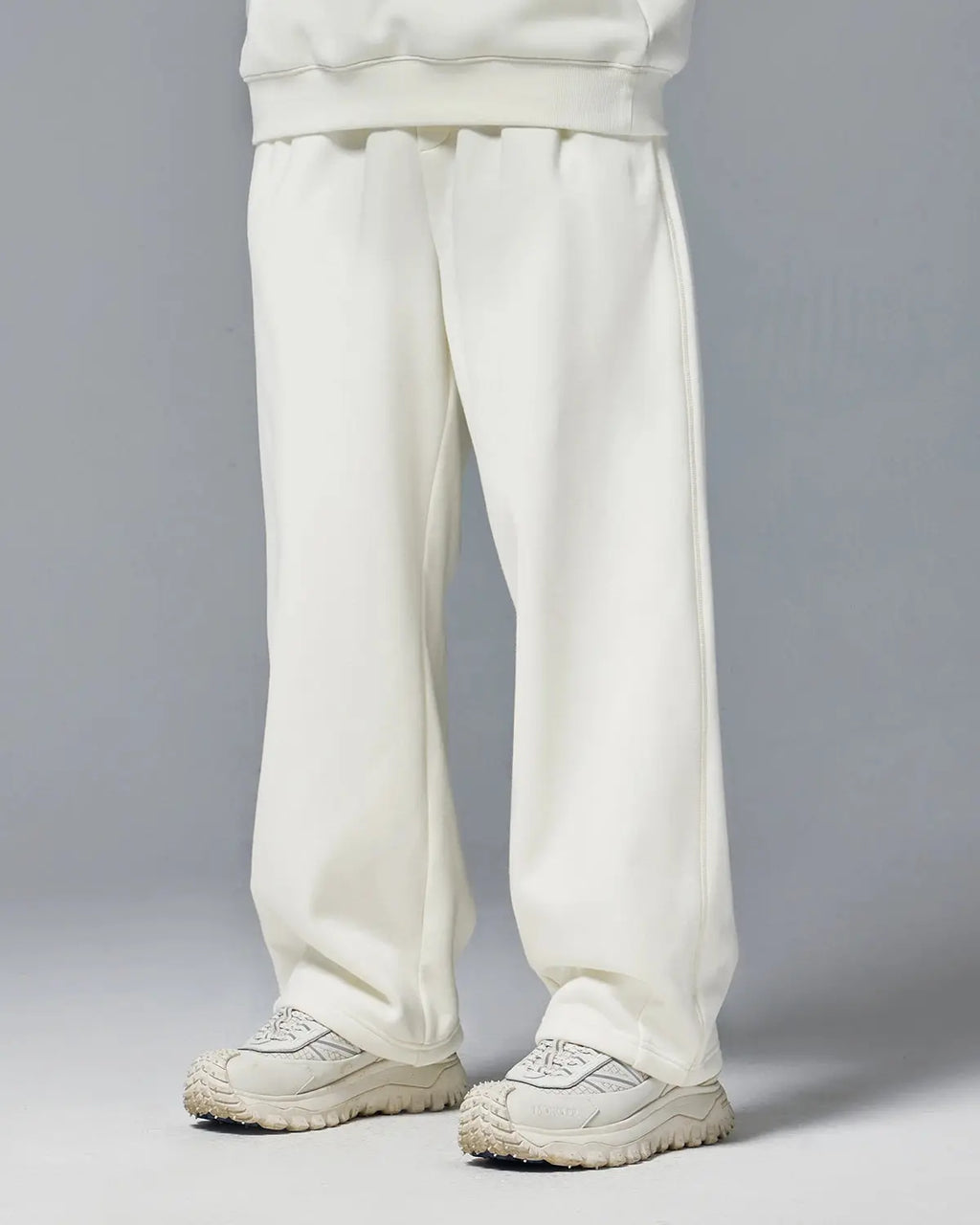 INFLATION Stretch Thermal Fleece Sweatpants in black, featuring a relaxed fit and soft, warm fabric for cold weather comfort.