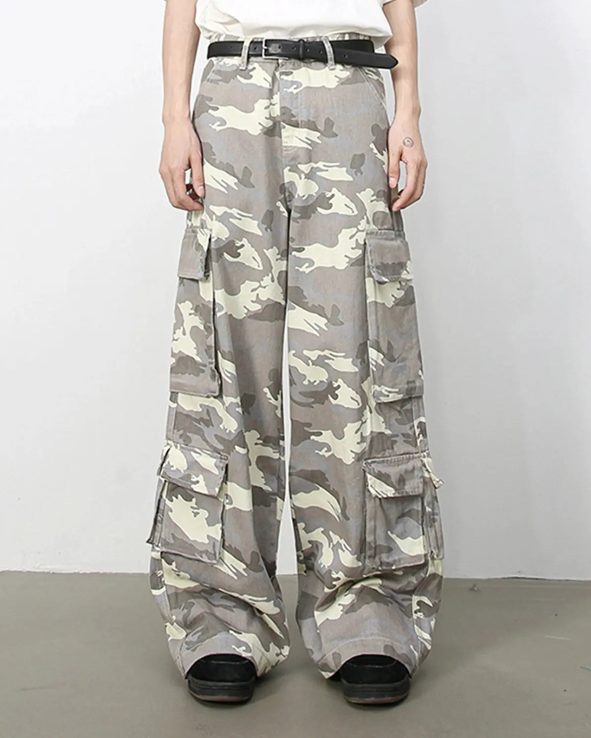 Vintage camo cargo pants by INFLATION featuring multiple large pockets and a relaxed streetwear fit.