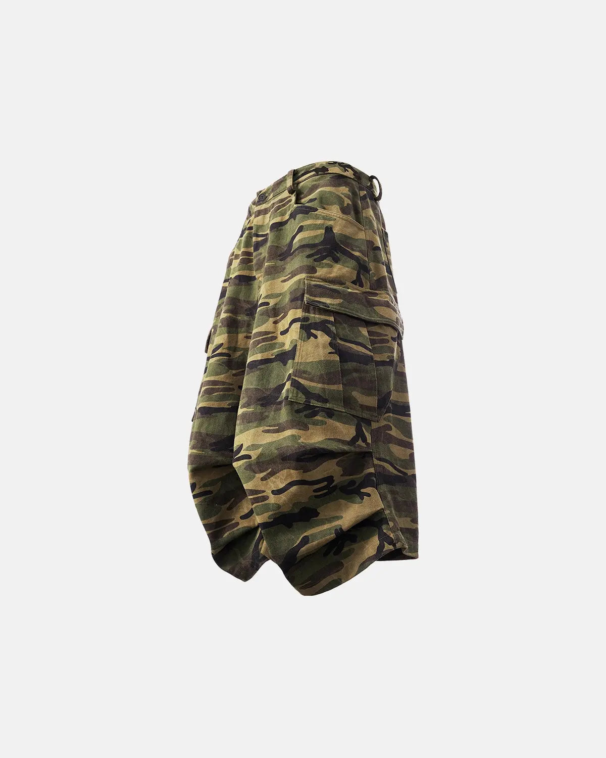 Camo cargo baggy shorts by Flation featuring a relaxed fit, camouflage pattern, multiple pockets, and streetwear style.