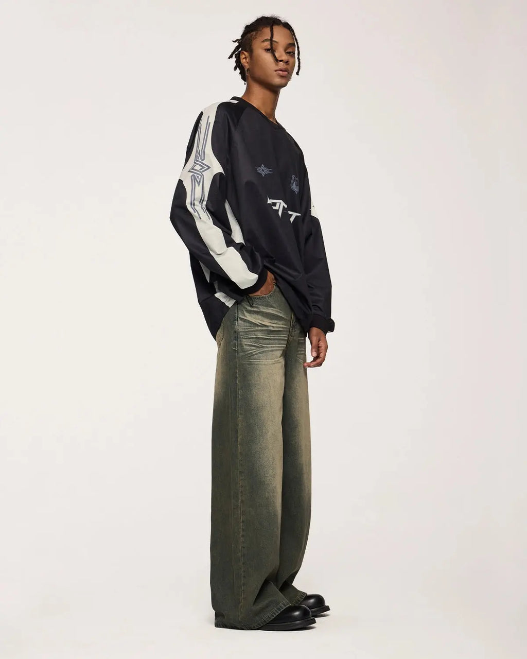 Flation washed loose-fit denim pants with streetwear style, featuring a relaxed fit and classic blue denim wash.