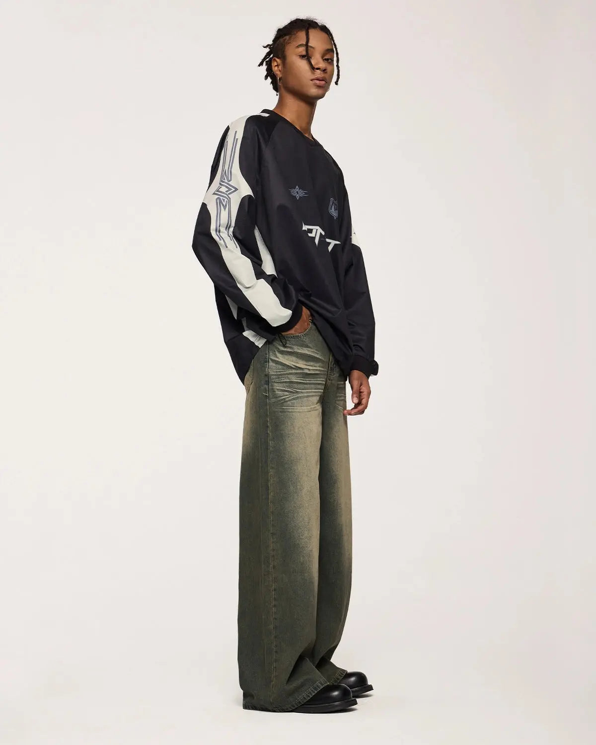 Flation washed loose-fit denim pants with streetwear style, featuring a relaxed fit and classic blue denim wash.