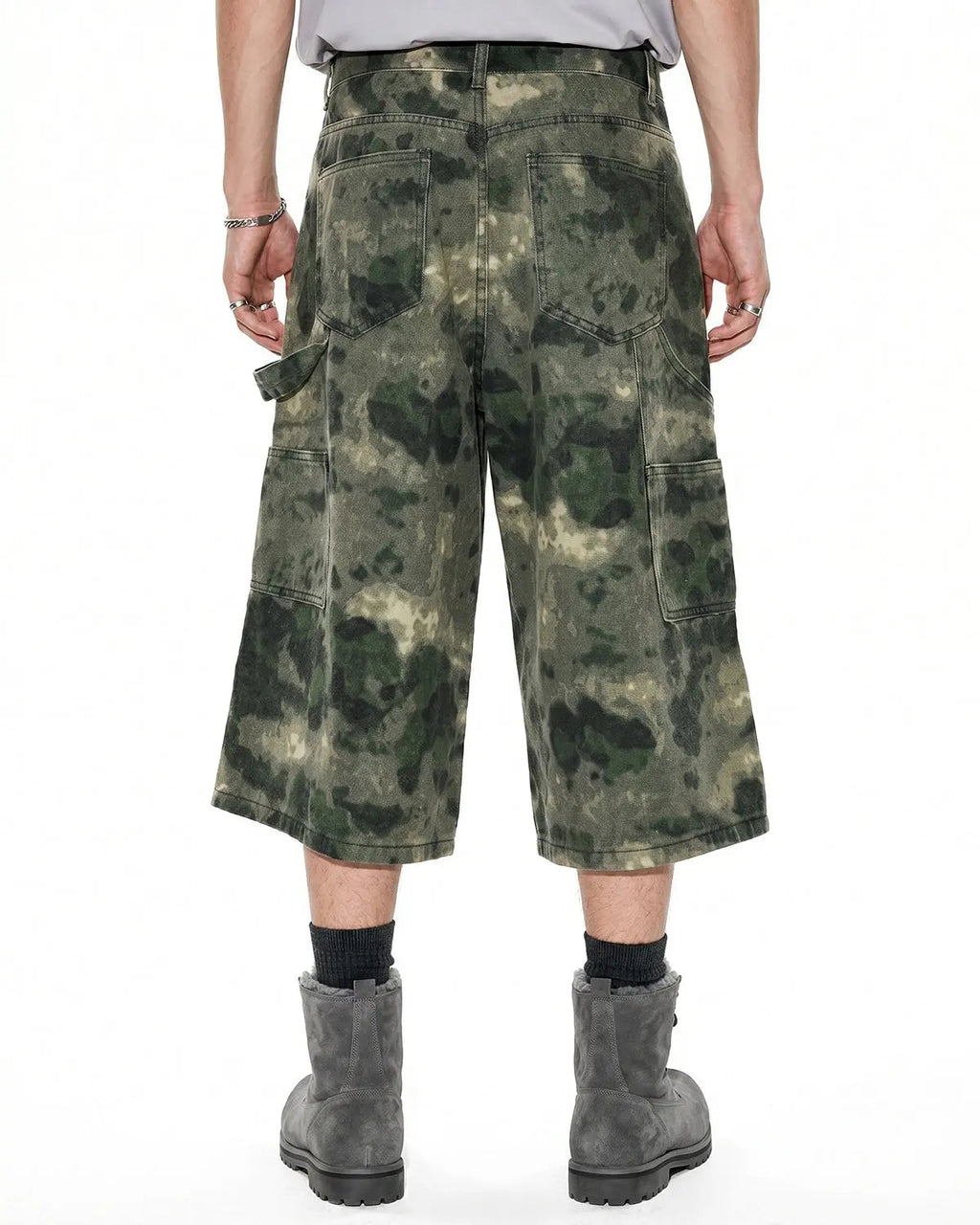 Washed camo cargo longline shorts by INFLATION, featuring multiple pockets and a relaxed fit, styled with a streetwear look.