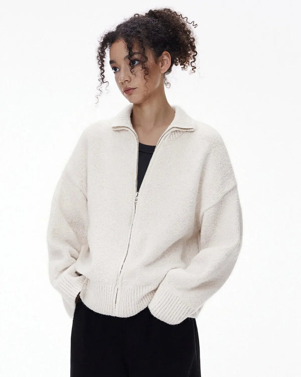 Inflation Streetwear Old Money style knitwear zip-up sweater in neutral tones, featuring a classic fit and ribbed collar.