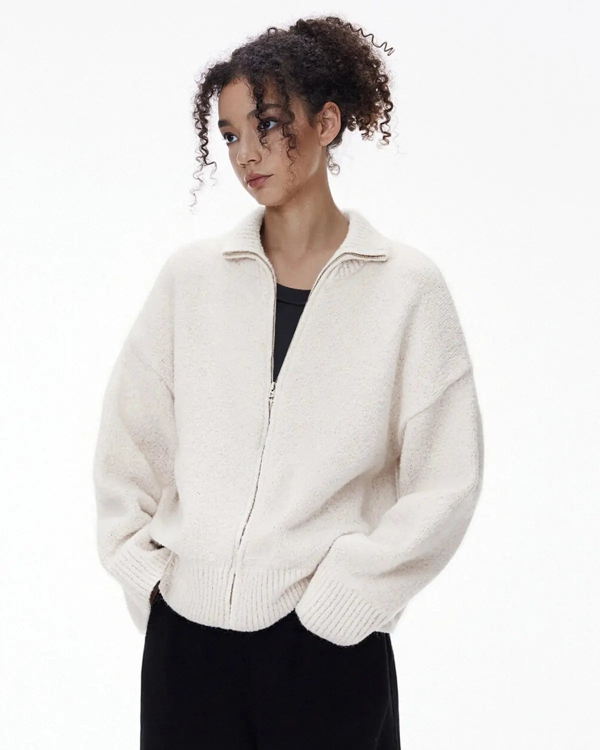 Inflation Streetwear Old Money style knitwear zip-up sweater in neutral tones, featuring a classic fit and ribbed collar.
