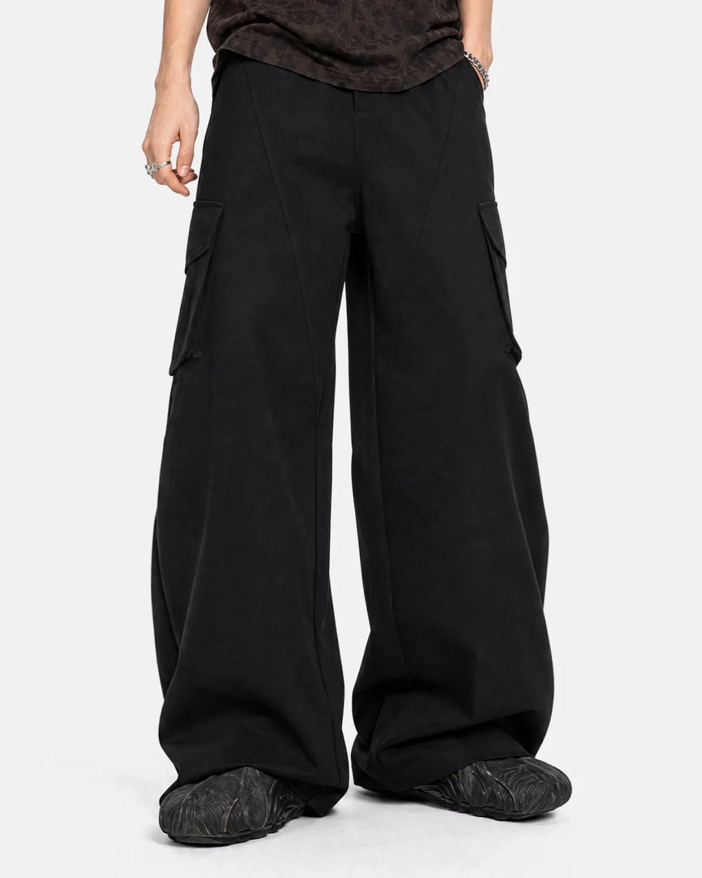 Inflation Streetwear structured wide-leg cargo pants with multiple pockets and a relaxed fit, styled for casual street fashion.
