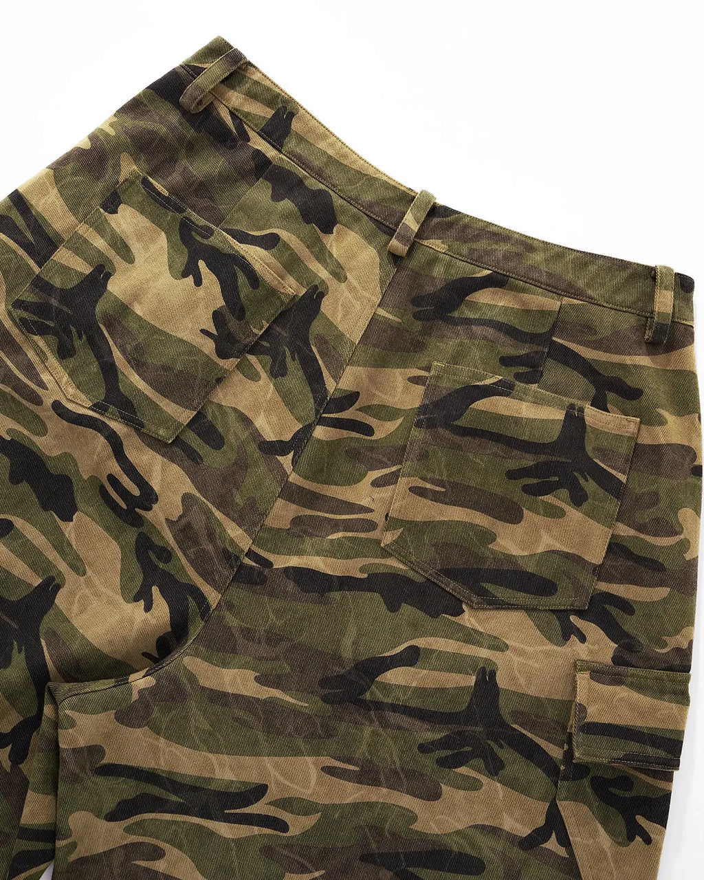 Flation camo cargo baggy shorts with multiple pockets, loose fit, and camouflage pattern, casual streetwear style.