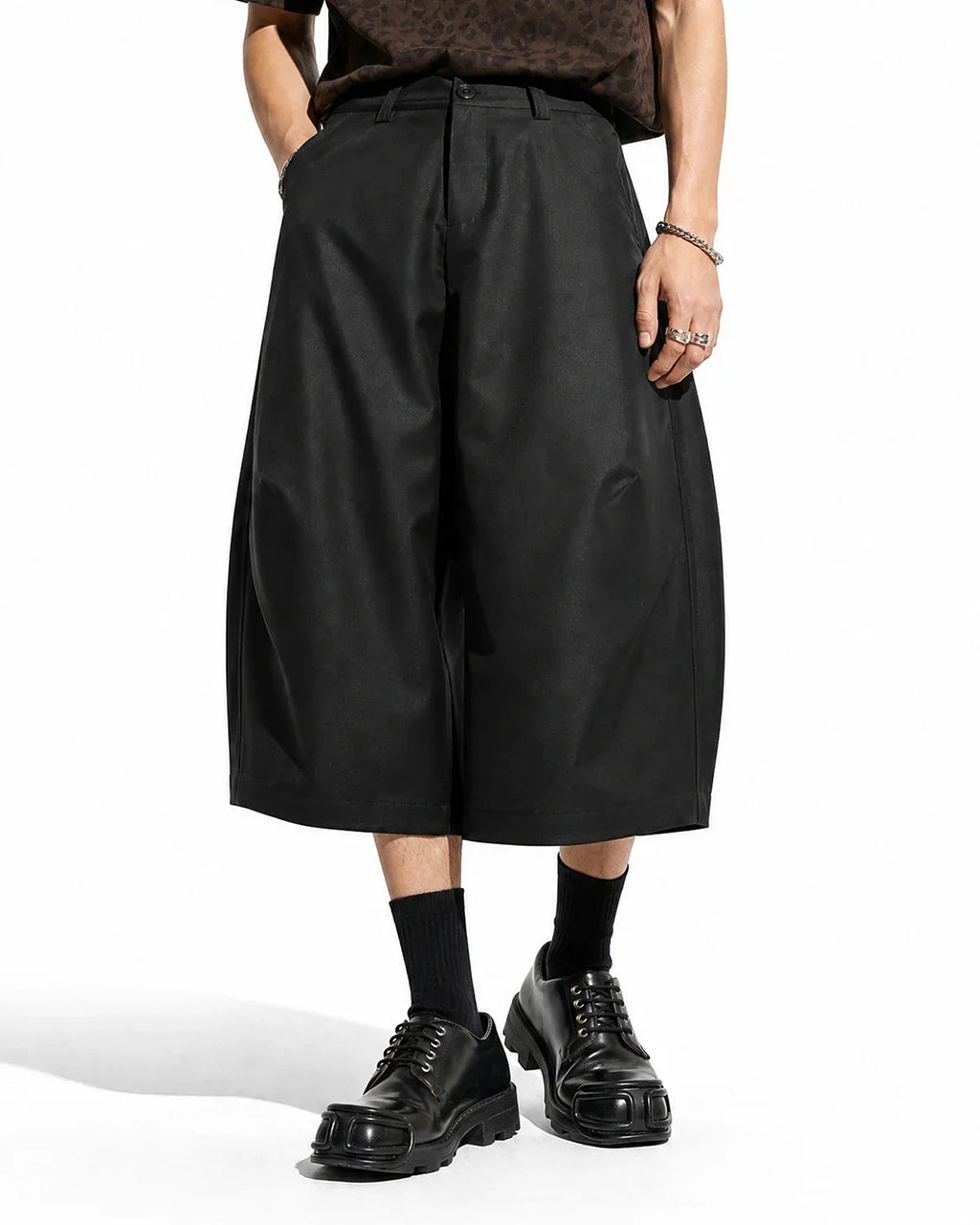Flation streetwear pleated barrel tailored Bermuda shorts in neutral fabric, showcasing a relaxed fit and stylish design.