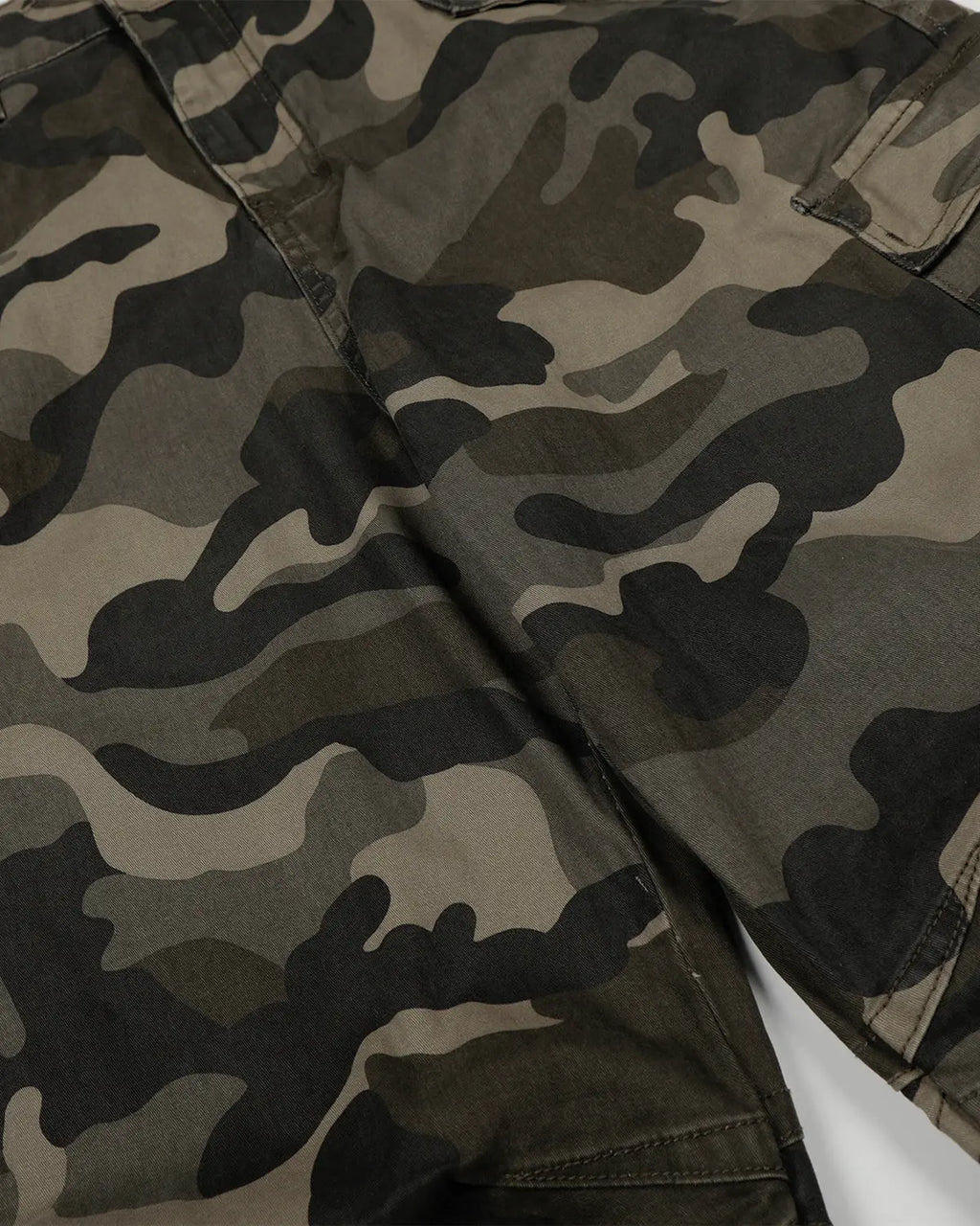Inflation Multi-pockets Camo Barrel Cargo Pants with multiple storage pockets and camouflage pattern, streetwear style.