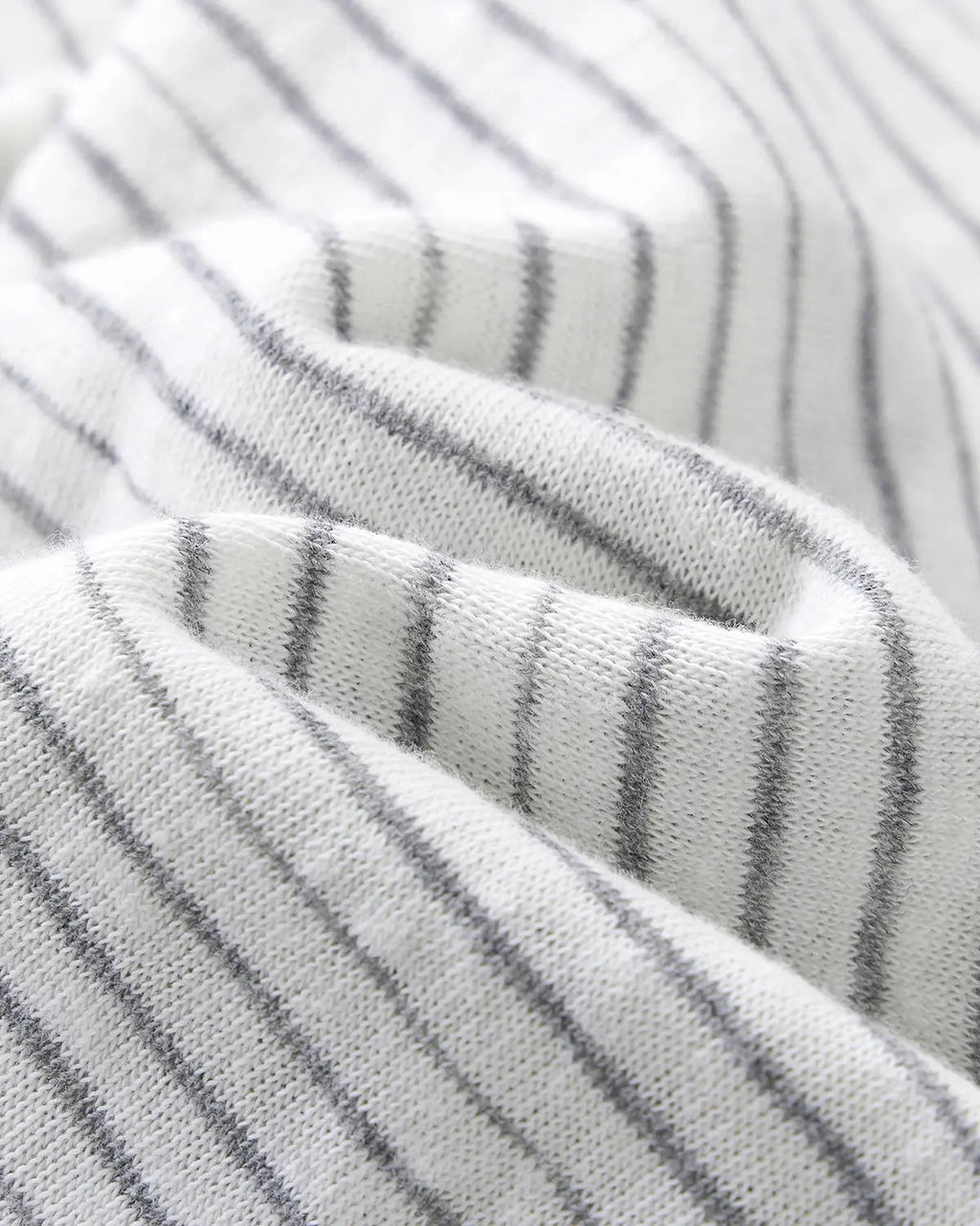 Inflation Streetwear Old Money striped T-shirt in black and white, casual short-sleeve shirt with bold horizontal stripes.