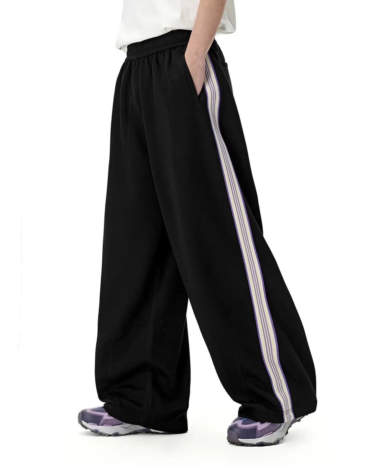 Flation athleisure wide-leg baggy pants showing relaxed fit with drawstring waist and casual streetwear style.