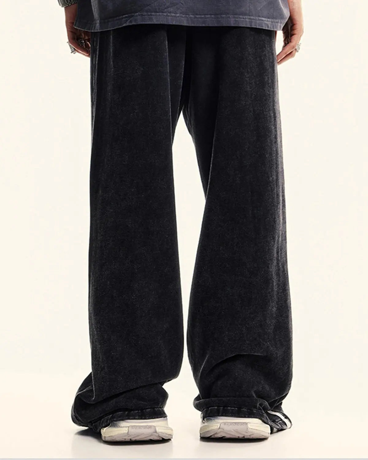 Washed wide-leg sweatpants by Flation Streetwear, featuring a relaxed fit and soft fabric in a casual streetwear style.