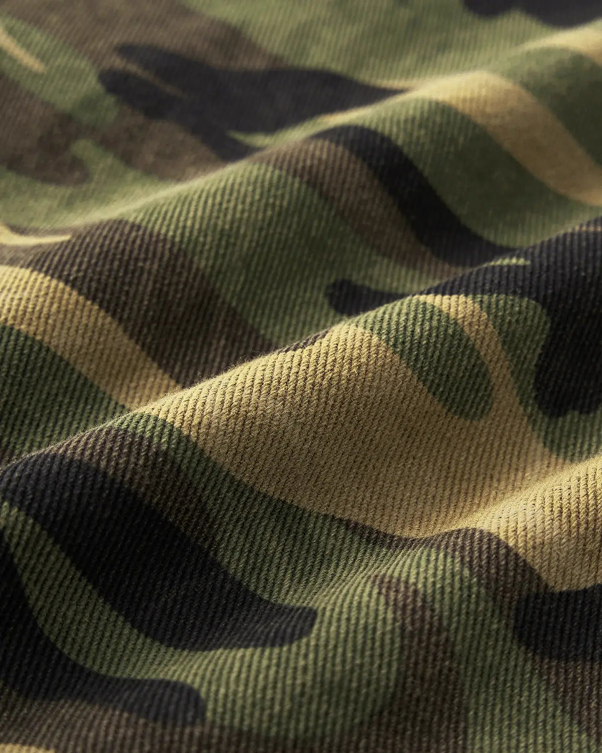Camo cargo baggy shorts by Flation featuring a relaxed fit, adjustable waistband, and camouflage pattern for streetwear style.