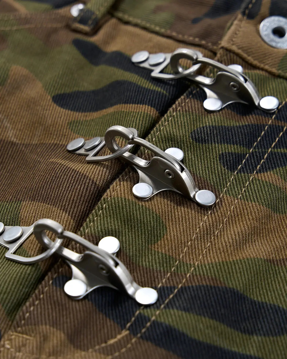 Inflation Streetwear metal clasp camo shorts, men's casual pants with military-style camouflage pattern and metal clasp details.