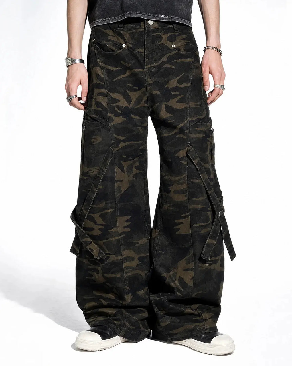 Inflation Multi-Pockets Barrel Camouflage Cargo Pants featuring multiple functional pockets and camouflage design for streetwear style.