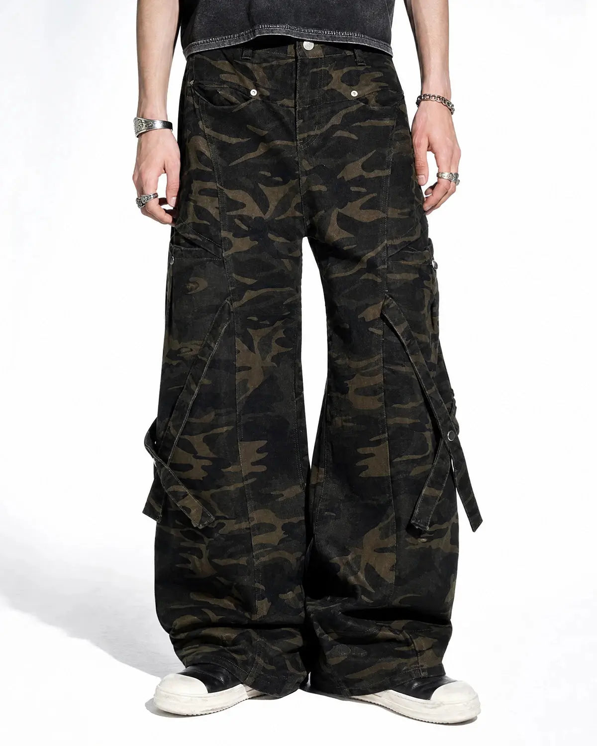 Inflation Multi-Pockets Barrel Camouflage Cargo Pants featuring multiple functional pockets and camouflage design for streetwear style.