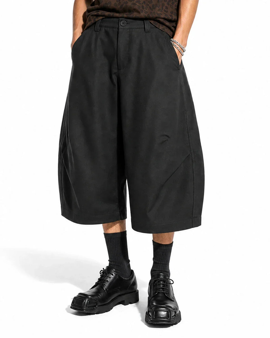 Flation streetwear pleated barrel Bermuda shorts in tailored fit, featuring a stylish design and classic length for casual wear.