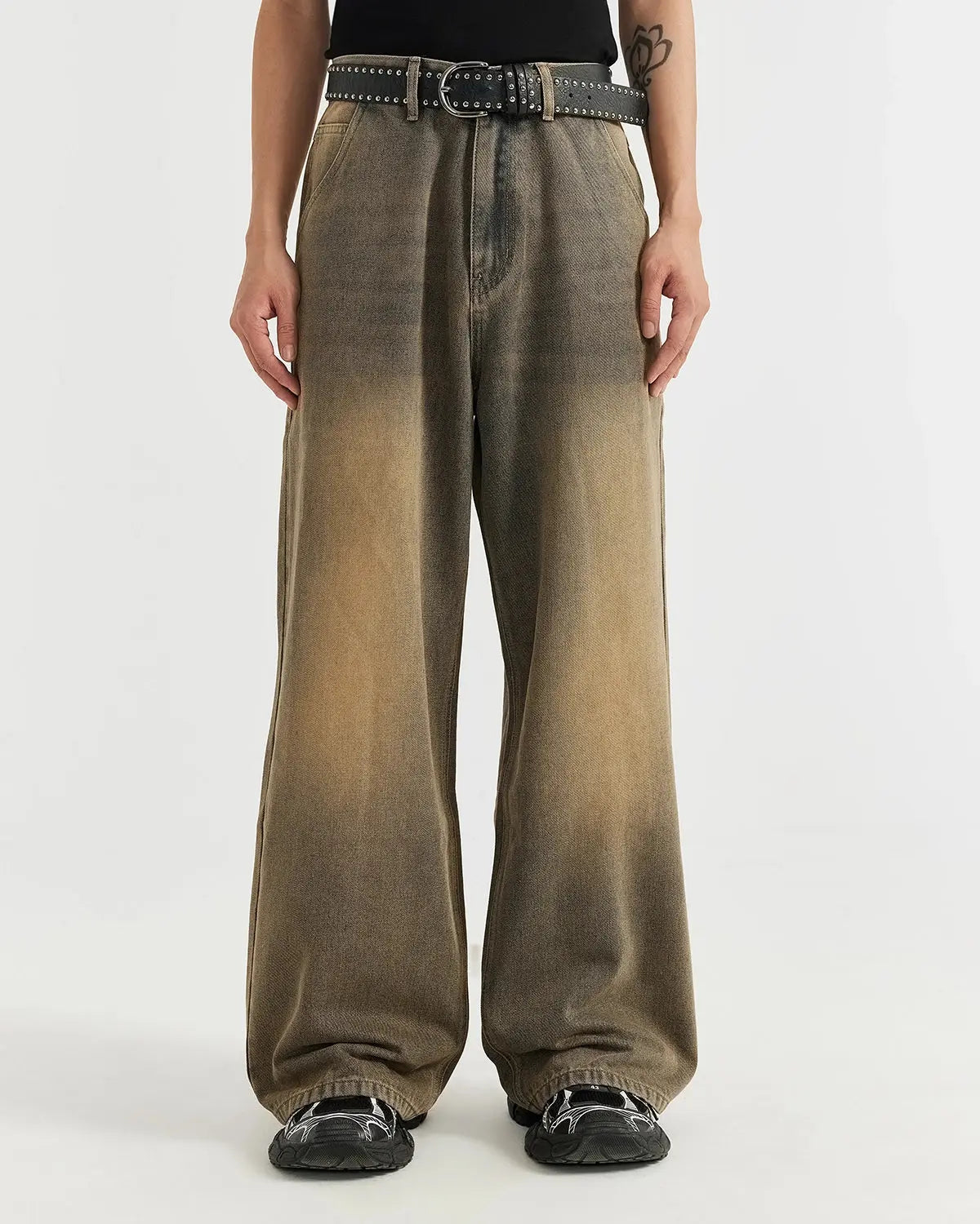 Brown acid wash baggy jeans from Flation Streetwear, relaxed fit with distressed detailing and vintage-inspired style.