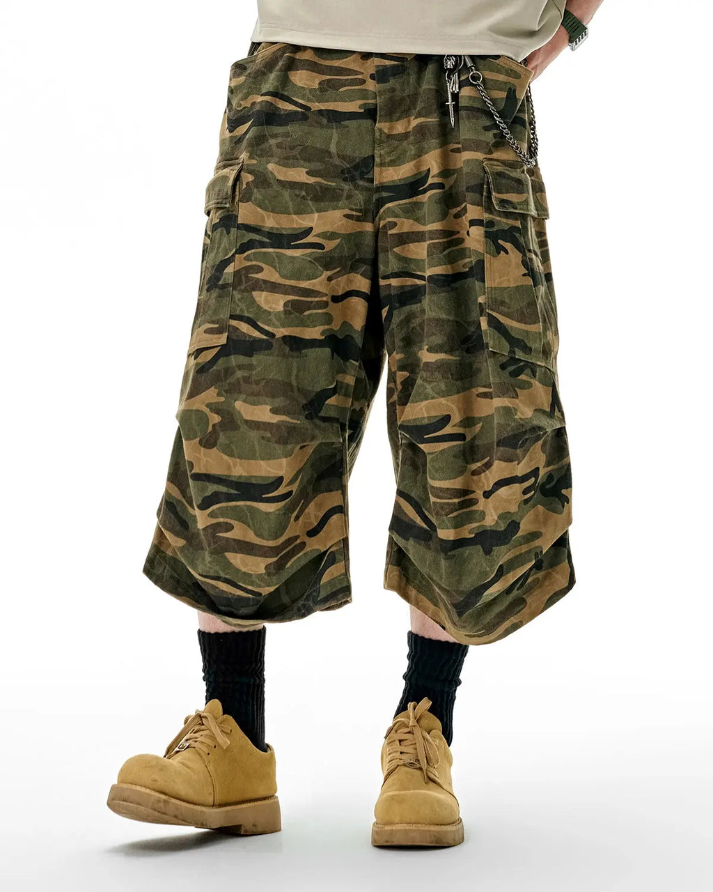 Camo cargo baggy shorts by Flation Streetwear featuring a loose fit, multiple pockets, and camouflage pattern for casual style.