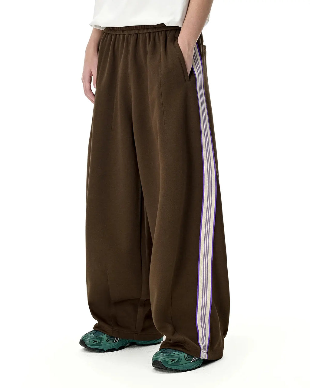 Flation athleisure wide-leg baggy pants with a relaxed fit and casual streetwear style, shown in a comfortable, loose silhouette.