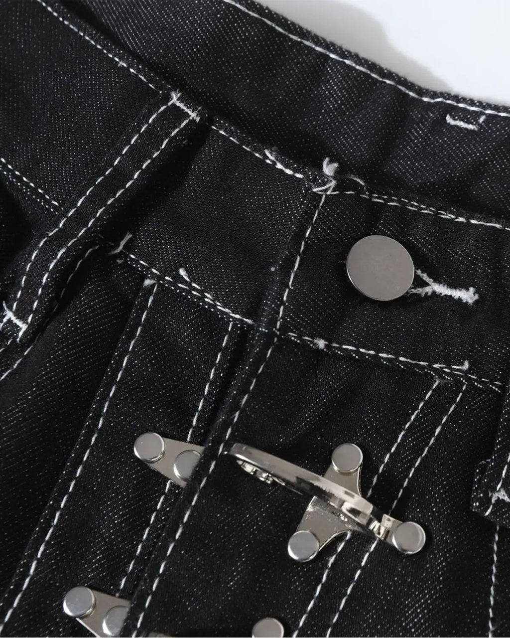 Raw metal clasp baggy jeans from Flation Streetwear featuring a relaxed fit and distressed denim style.