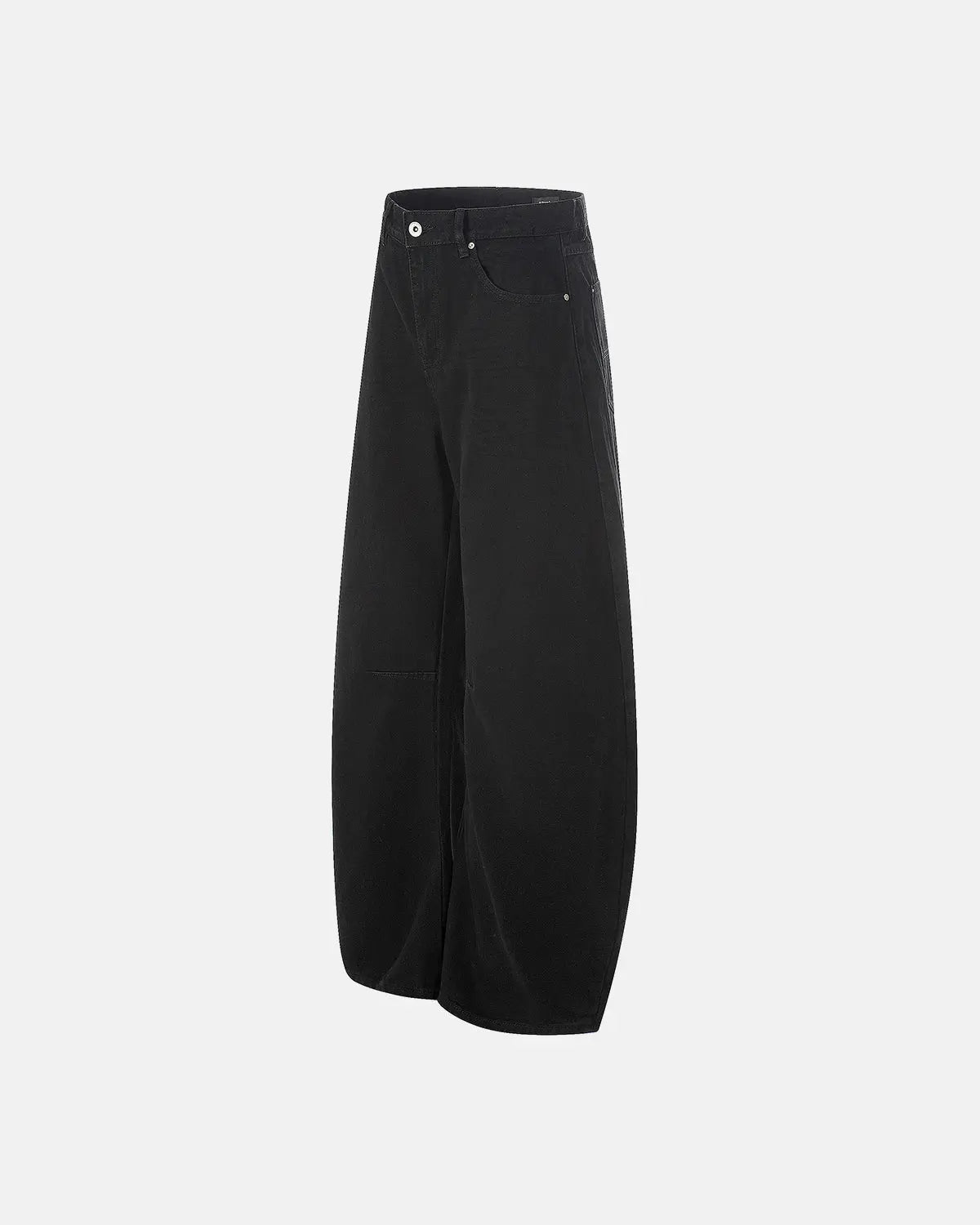Black baggy jeans from Flation Streetwear with relaxed fit and casual style, shown on a person standing outdoors.