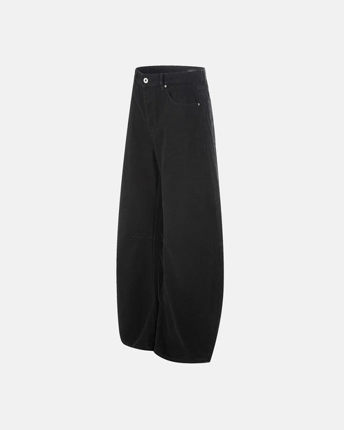 Black baggy jeans from Flation Streetwear with relaxed fit and casual style, shown on a person standing outdoors.