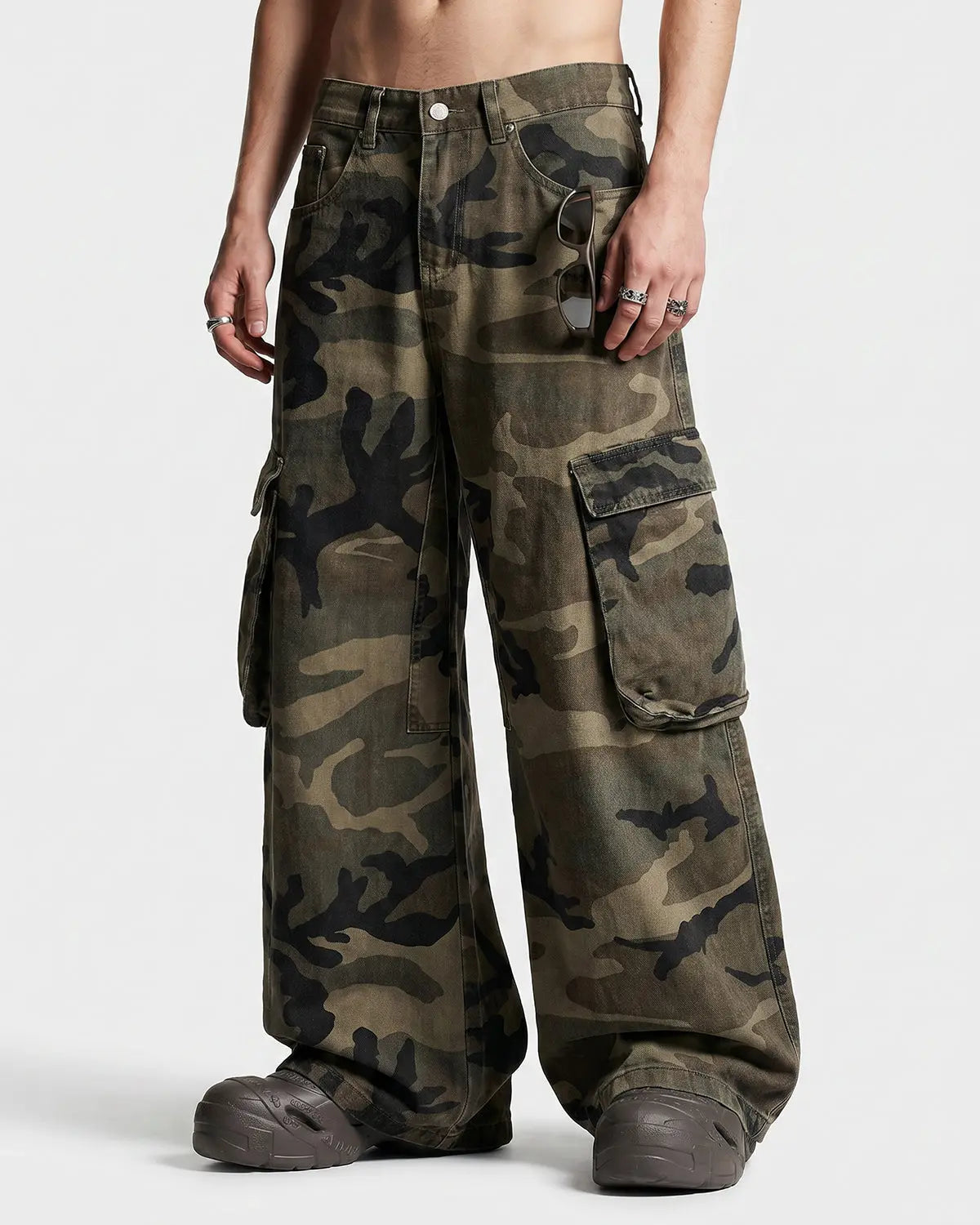 Camo cargo barrel pants by Flation Streetwear with multiple pockets and relaxed fit in a camouflage pattern.