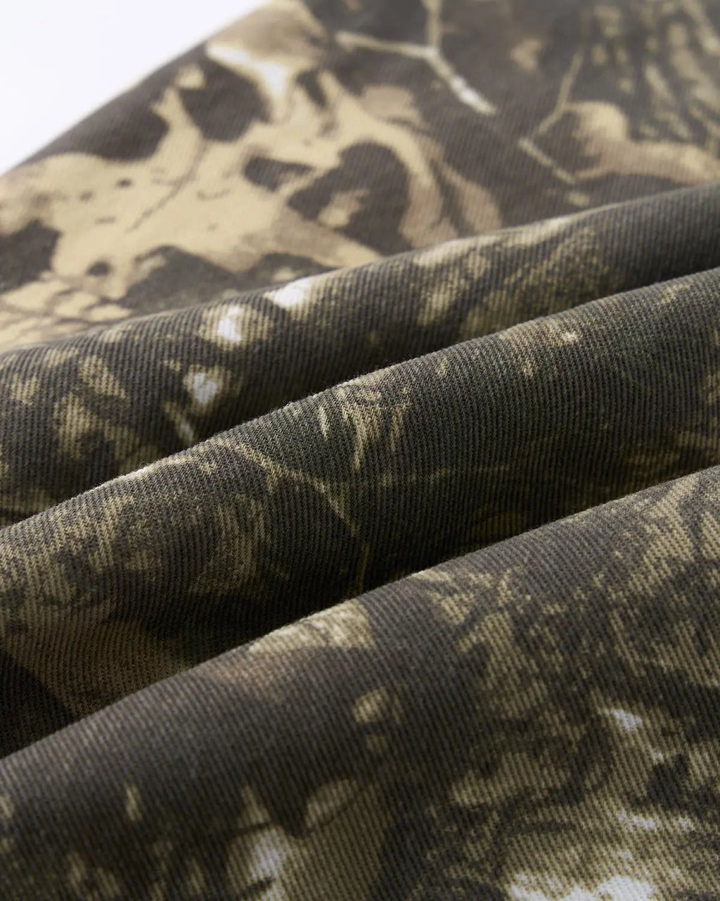 Pink embroidered camo baggy pants from Flation Streetwear, featuring relaxed fit and detailed embroidery on the camouflage fabric.