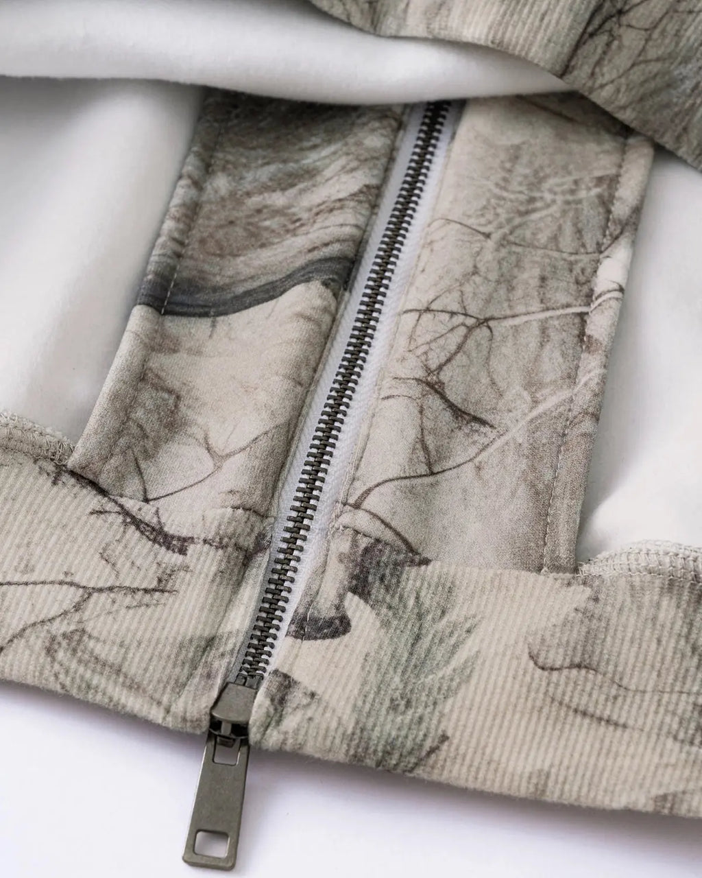 Flation Realtree camo zip-up hoodie with front pockets and drawstring hood, suitable for streetwear and outdoor casual wear.