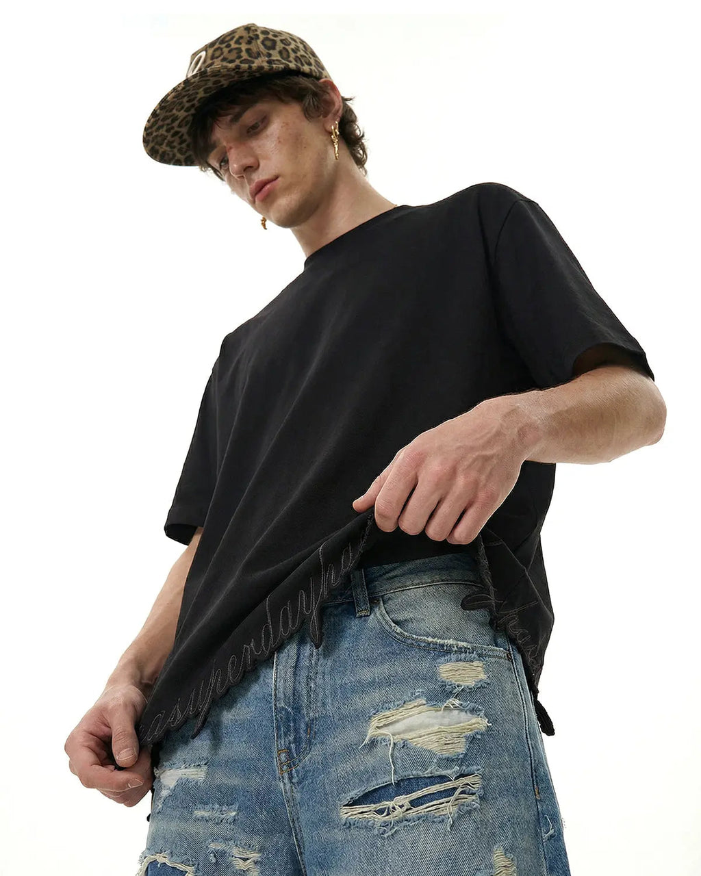 Gray oversized T-shirt with embroidered details and frayed hem from Flation Streetwear, relaxed fit and casual style.