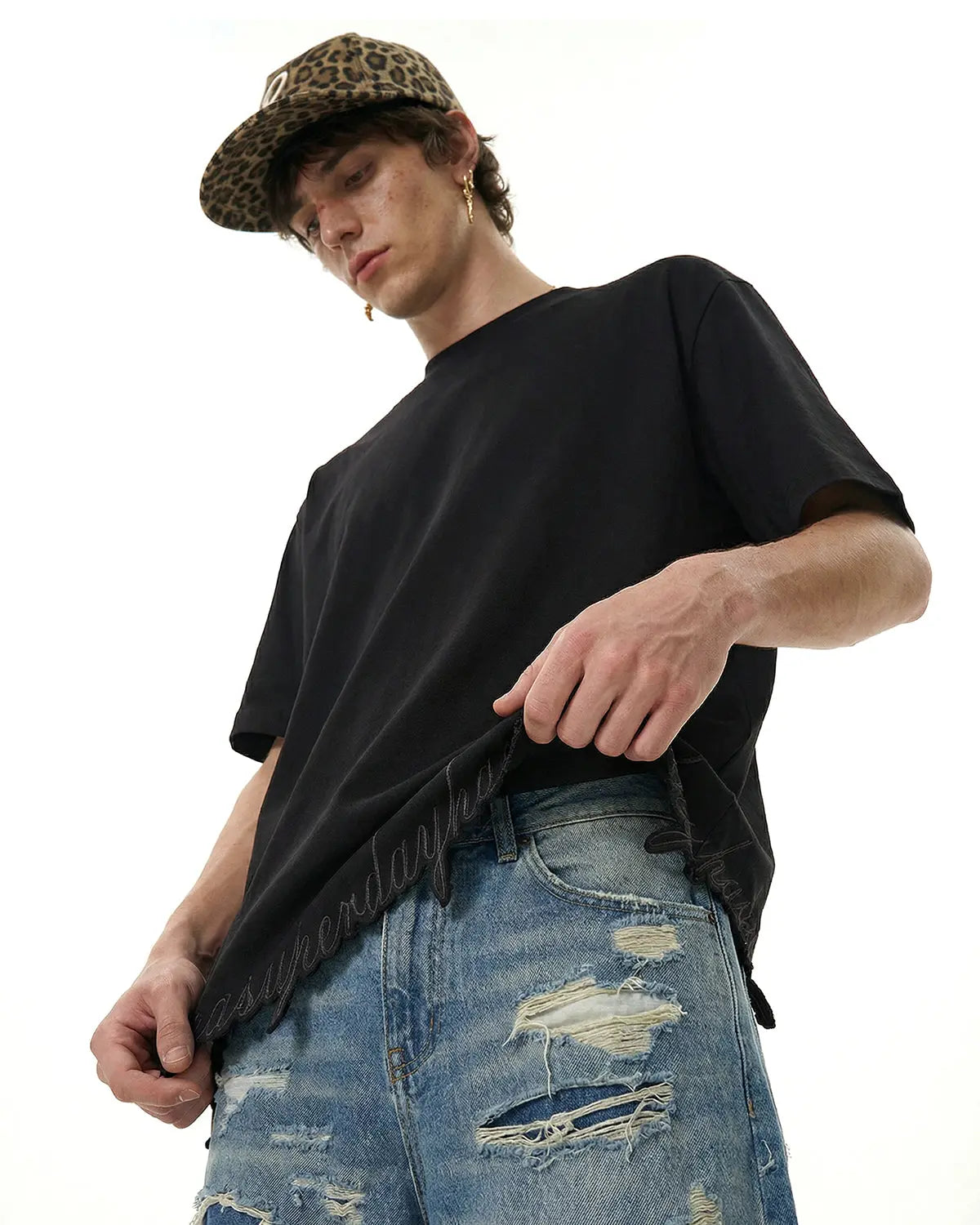 Gray oversized T-shirt with embroidered details and frayed hem from Flation Streetwear, relaxed fit and casual style.