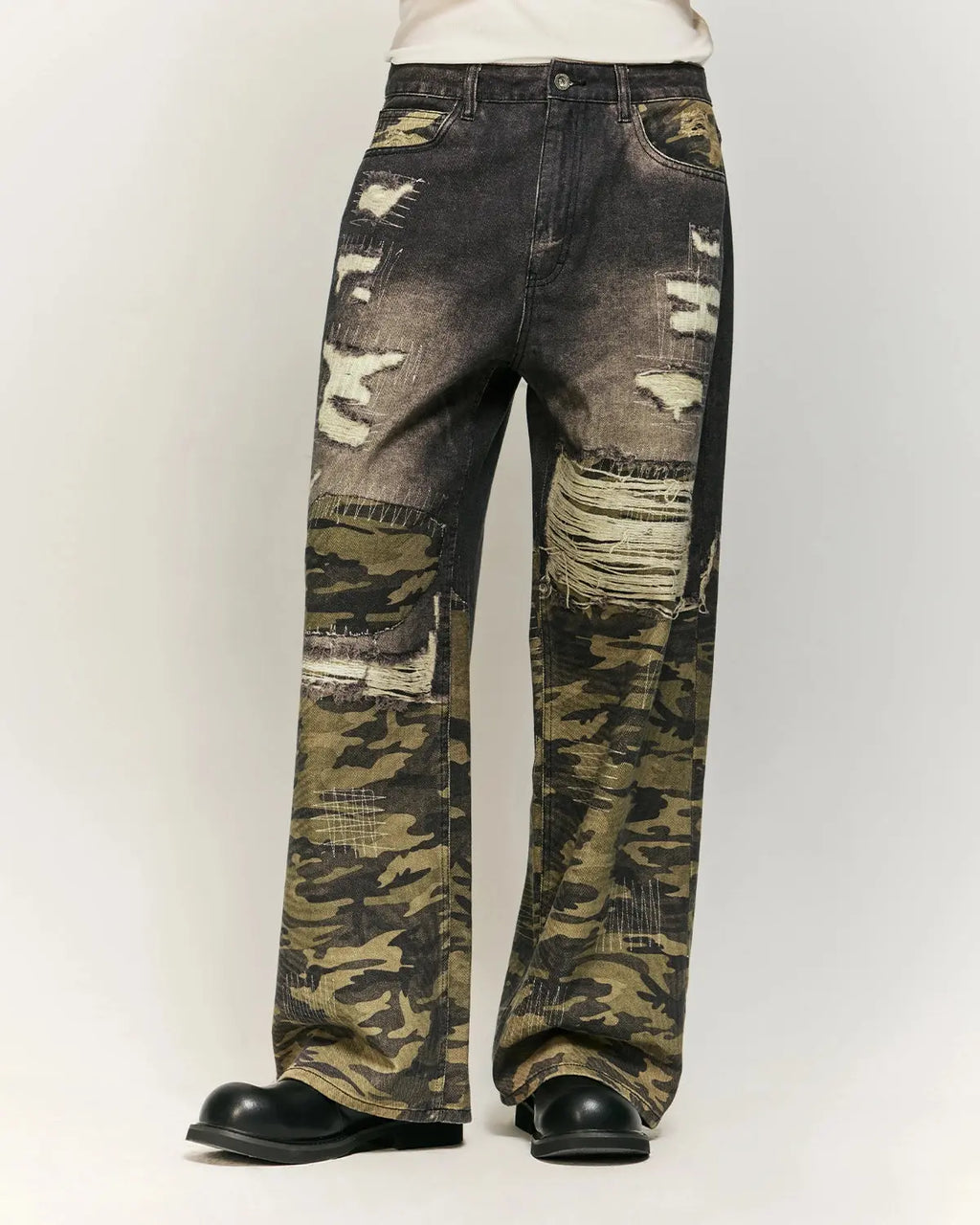 Flation Camo Digital Printing Baggy Jeans showing relaxed fit, camouflage pattern, and streetwear style in a front view.