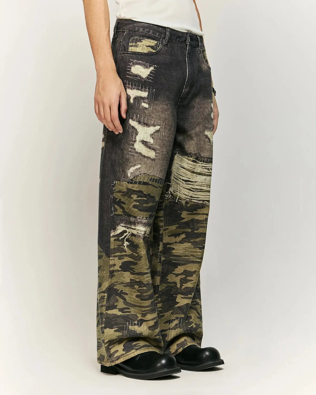 Baggy camo digital printing jeans by Flation streetwear, showing relaxed fit and camouflage pattern on denim fabric.