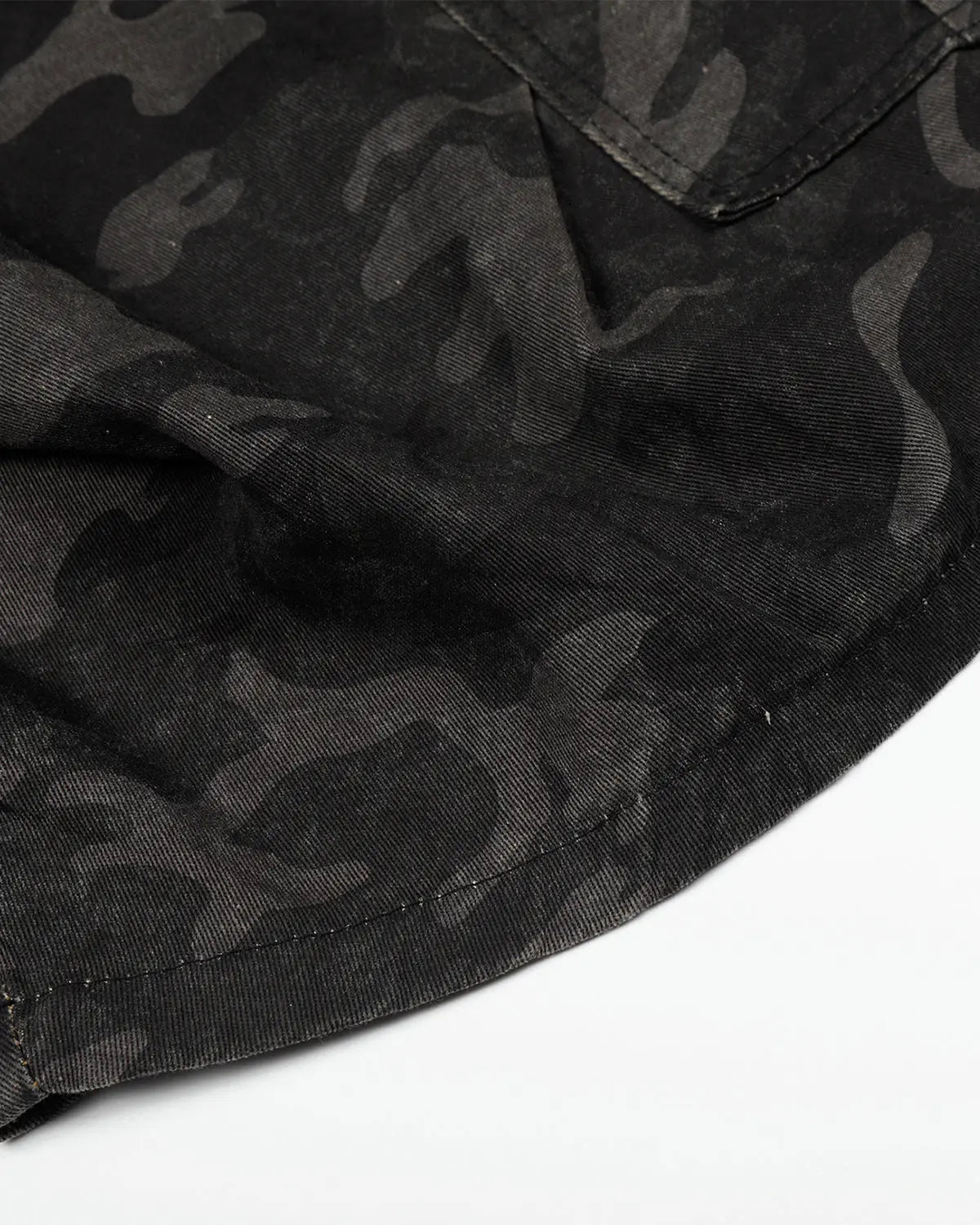 Dark camo cargo shorts by Flation Streetwear, casual men's pants with multiple pockets and camouflage pattern.