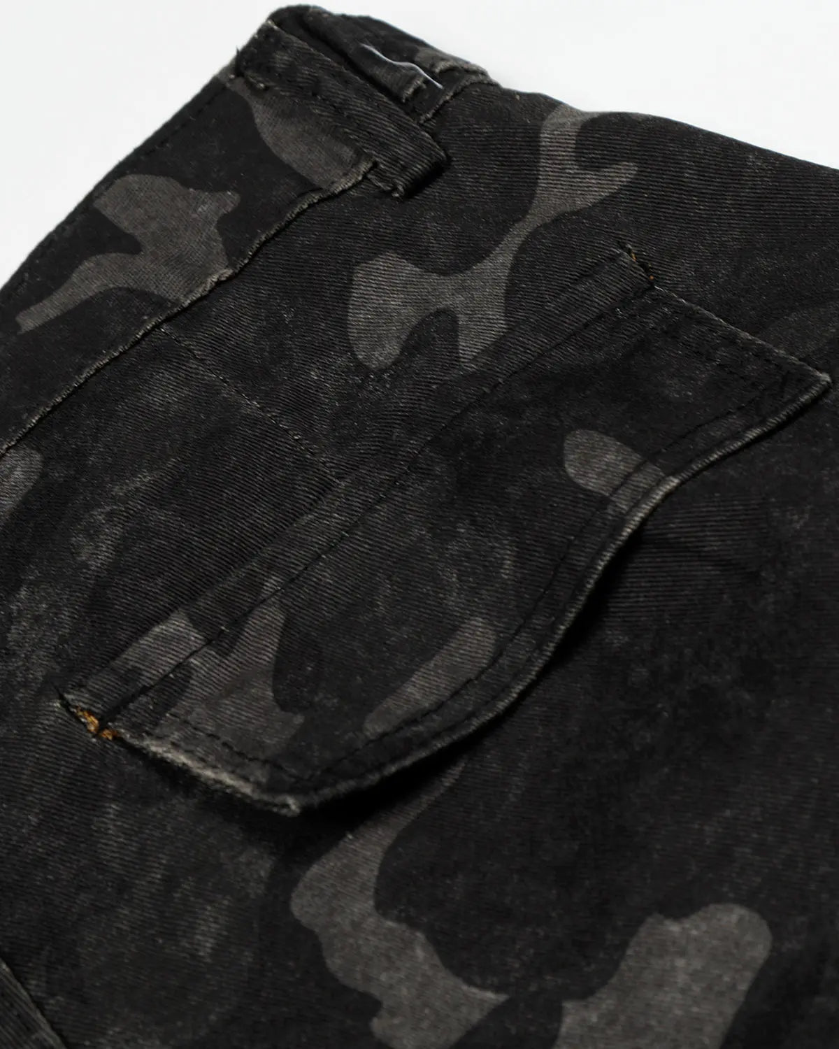 Dark camo cargo shorts by Flation Streetwear, casual pants with multiple pockets and a rugged camouflage pattern.