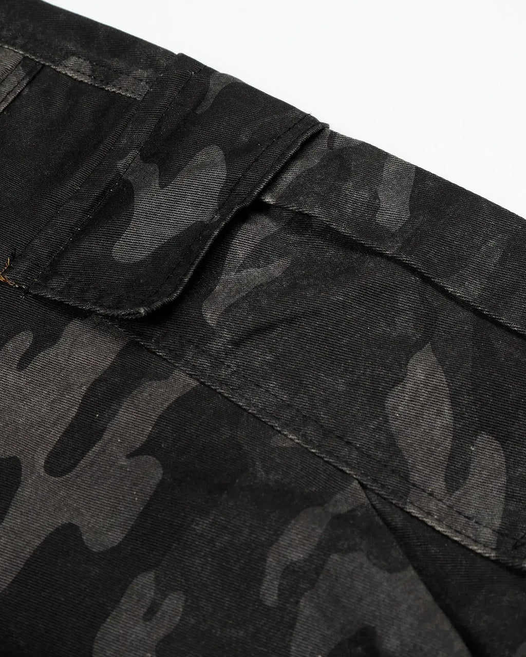 Dark camouflage cargo shorts by Flation Streetwear, casual pants featuring multiple pockets and a relaxed fit.