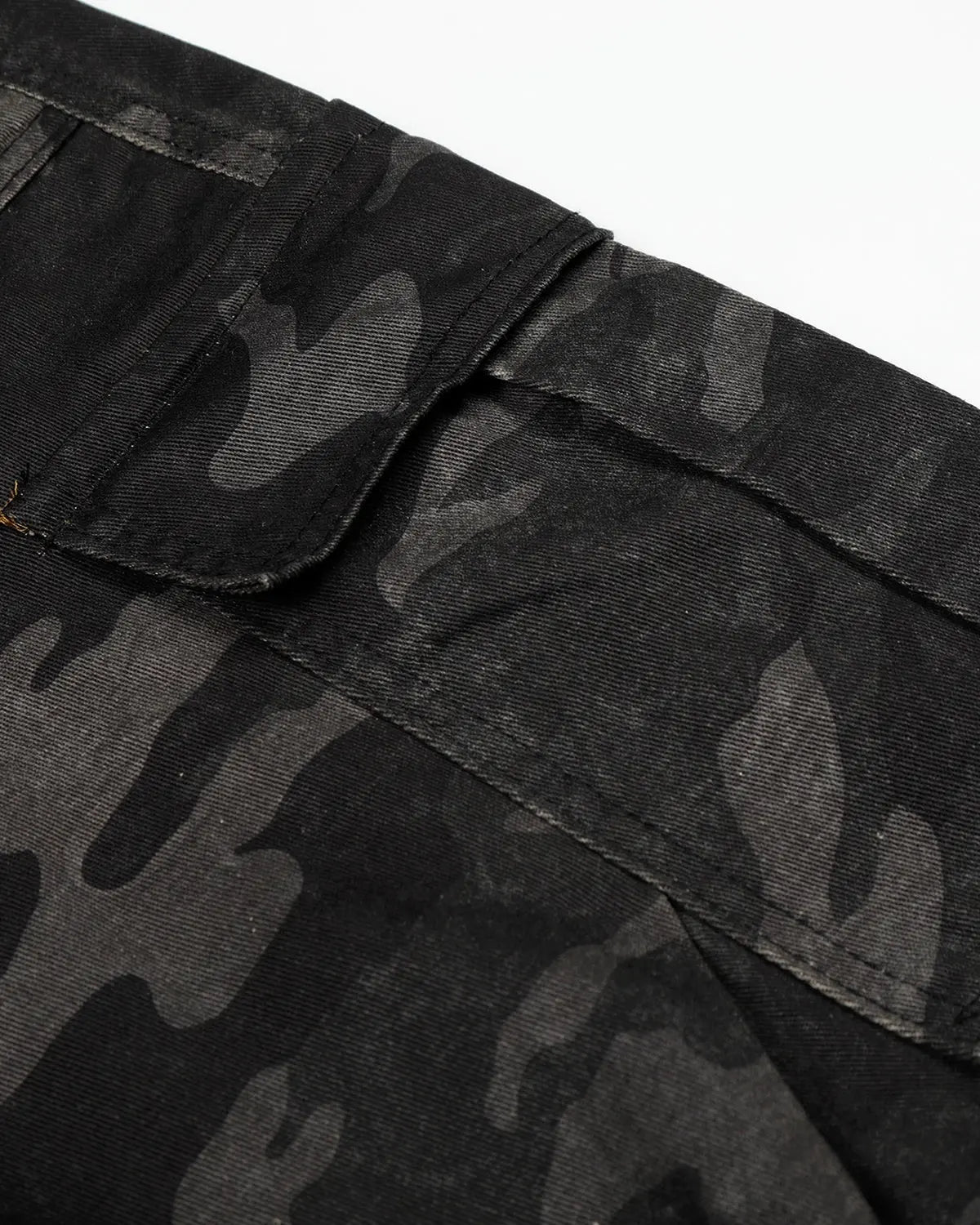 Dark camouflage cargo shorts by Flation Streetwear, casual pants featuring multiple pockets and a relaxed fit.
