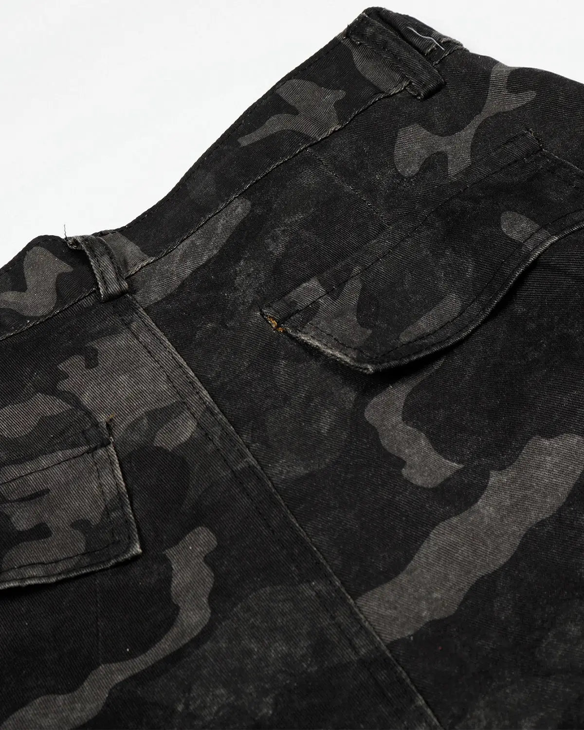 Dark camo cargo shorts by Flation Streetwear, casual pants with multiple pockets and a rugged camouflage pattern.