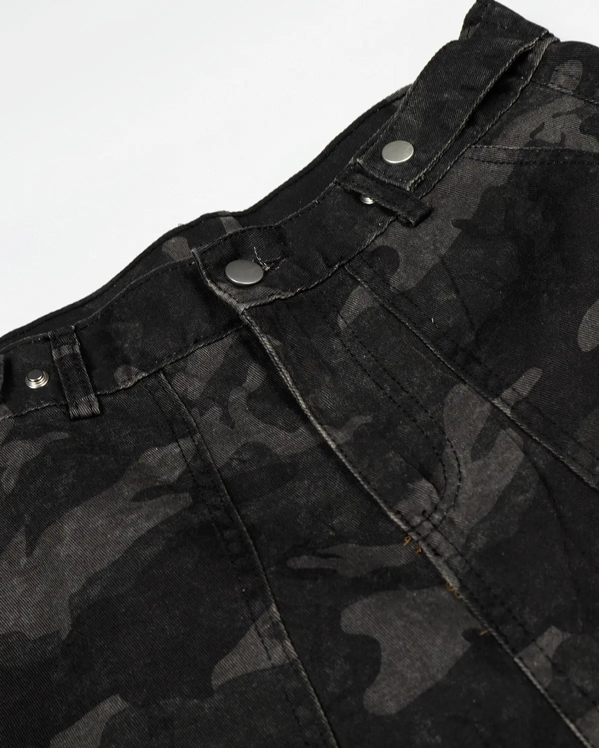 Dark camouflage cargo shorts by Flation Streetwear, men's casual pants with multiple pockets and a relaxed fit.